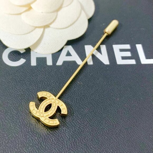 CHANEL CC Logo Quilted Matelasse Brooch Gold Tone Pin 03P Auth - Picture 1 of 4